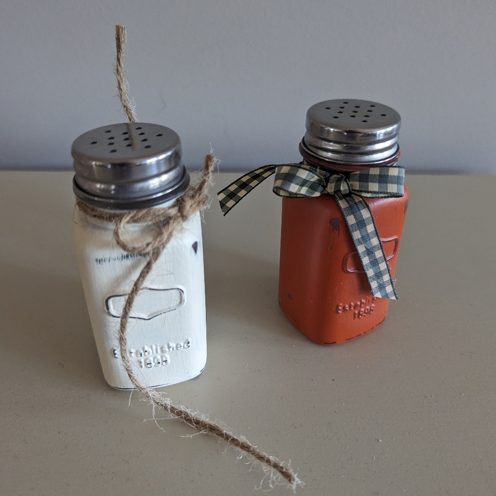 Salt & Pepper shakers 2pc set
